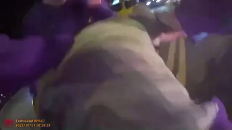 警方將雙方壓制。翻攝畫面