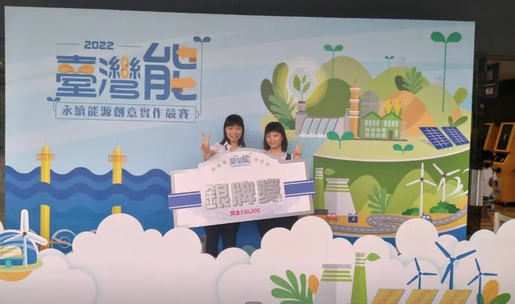 吳惟勻、吳惟媗姊妹設計智能微生物循環發電系統，獲頒教育部高中實作組「銀牌獎」。雄女提供