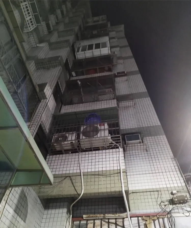 陳姓男子從大樓1樓爬到3樓要找鄭女談判復合，過程中不慎墜落1樓。讀者提供