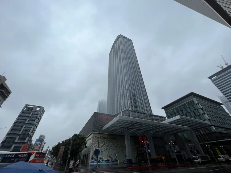 信義區「國泰置地廣場」35樓今年9月出現單坪4779元月租金，締造今年實登最高單價。資料照片