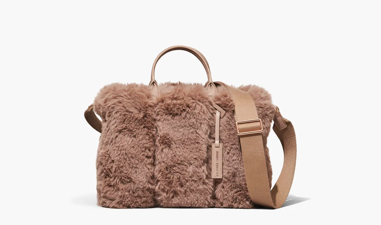 干燥玫瑰粉绒毛版Tote Bag托特包,2万1900元。品牌提供
