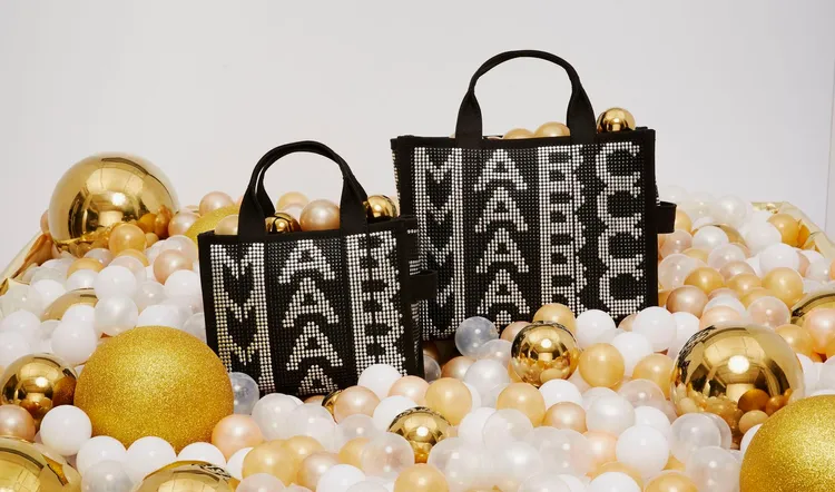 黑銀雙色水晶鑲嵌The Tote Bag小型托特包（左），1萬7900元。品牌提供