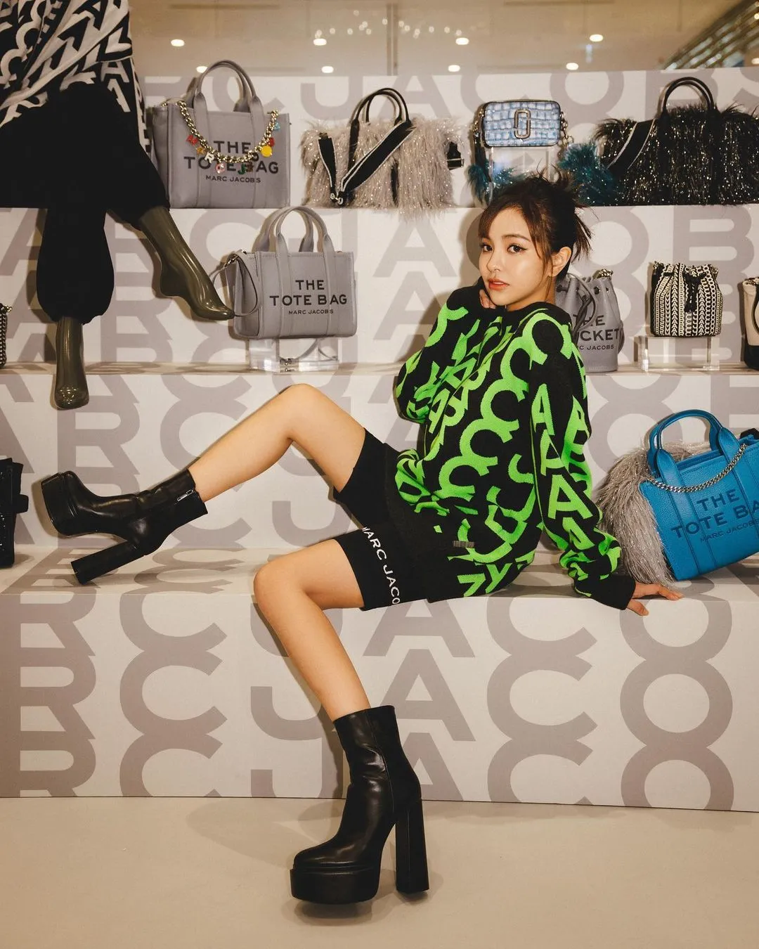 徐凯希日前在MARC JACOBS在台北微风信义快闪店大逛特逛。翻摄cathyshyu IG
