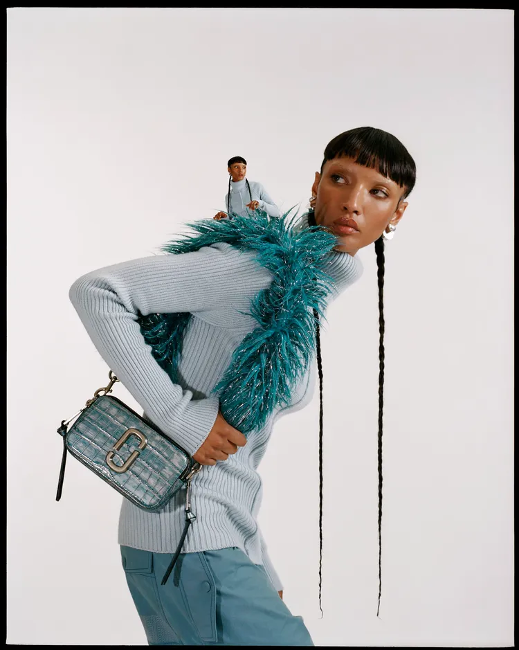 灰霧藍壓紋牛皮Snapshot相機包搭配寶石藍長毛背帶，1萬8900元。品牌提供