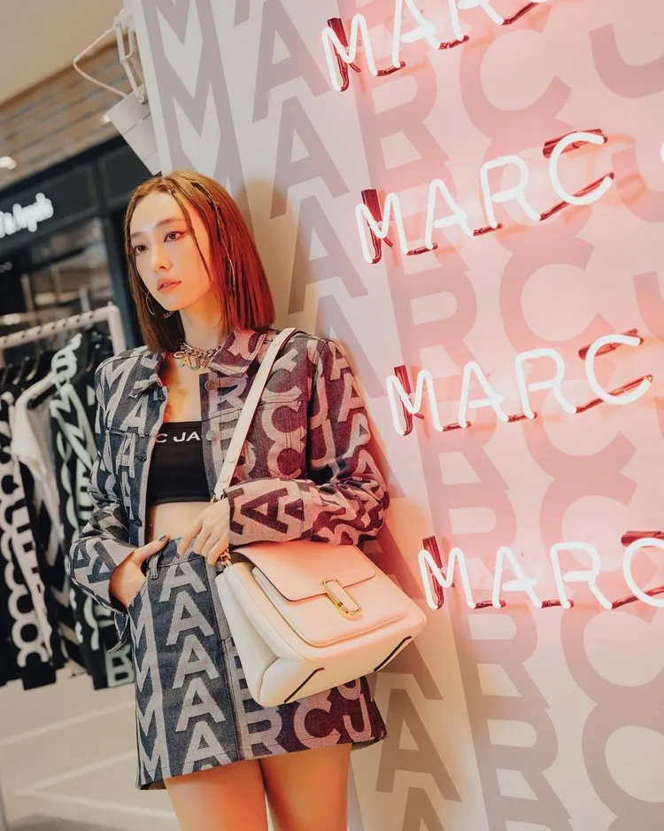 席惟倫在快閃店逛得不亦樂乎，表示「新的毛毛包很像小毛怪，超級可愛」。翻攝riko52112 IG