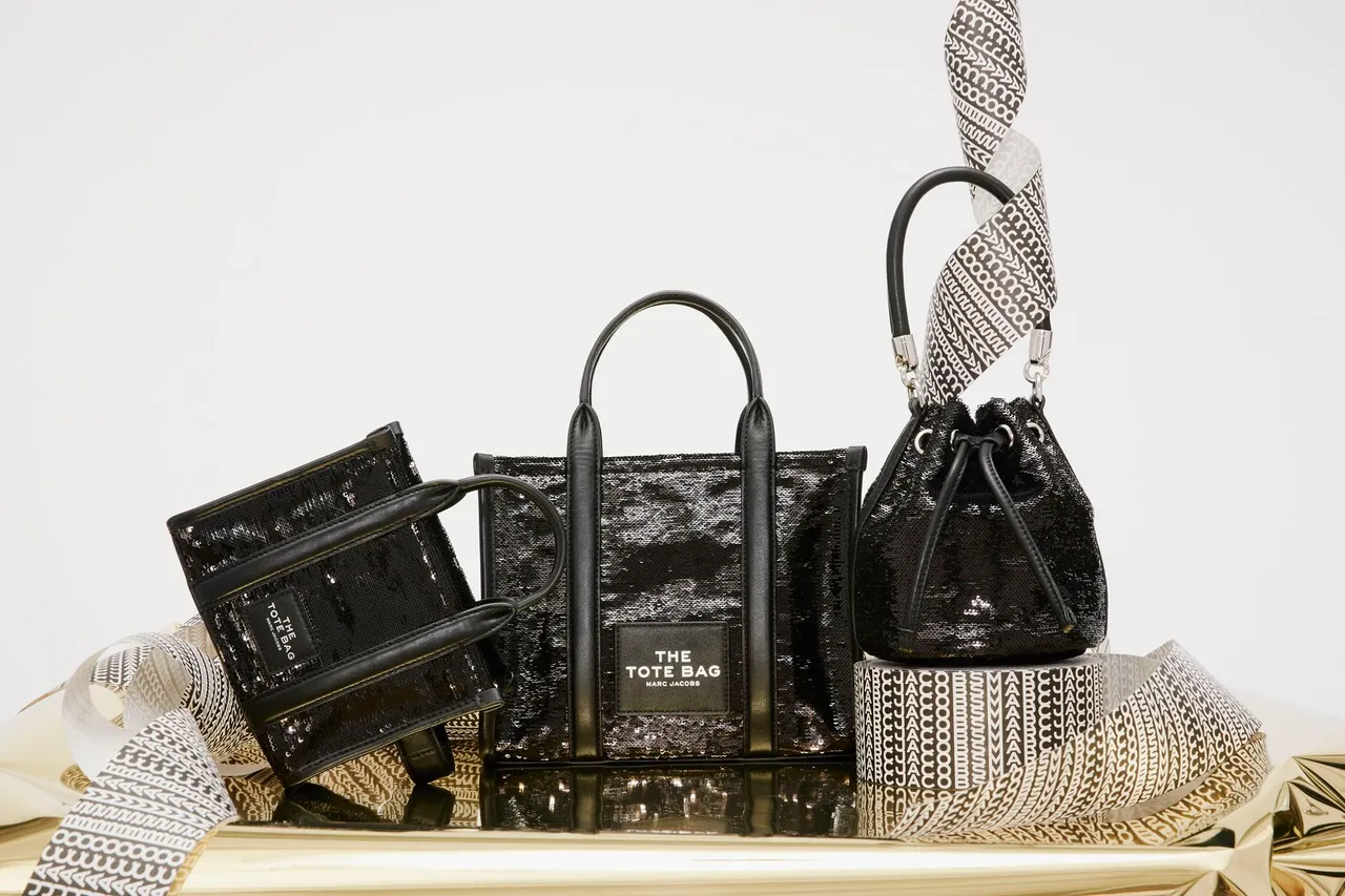 曜石黑亮片刺绣系列The Tote Bag迷你托特包(左起)1万3900元, Tote Bag小型款托特包1万4900元,The Bucket迷你水桶包1万3900元。品牌提供