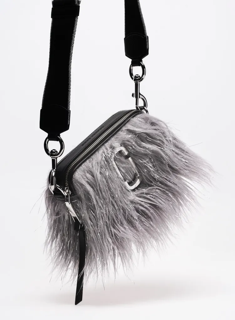 銀河灰毛怪版Snapshot相機包，1萬7900元。品牌提供