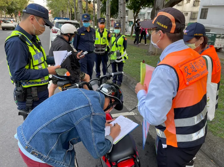 國內微電車已正式掛牌納管，警方與監理單位將加強查察違規。台中區監理所提供