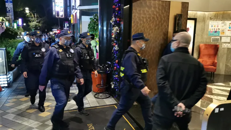 警方進入酒店臨檢。陸運鋒攝