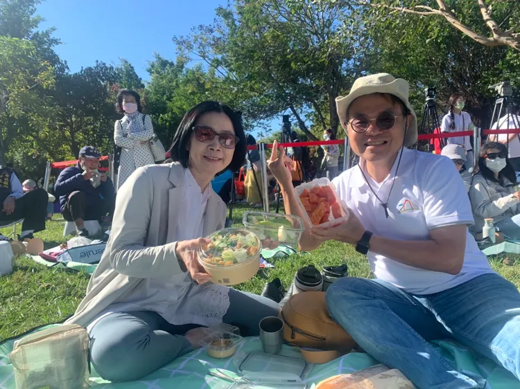 都發局長黃文彬帶著夫人一起參與野餐日活動，超幸福！曾雪蒨攝