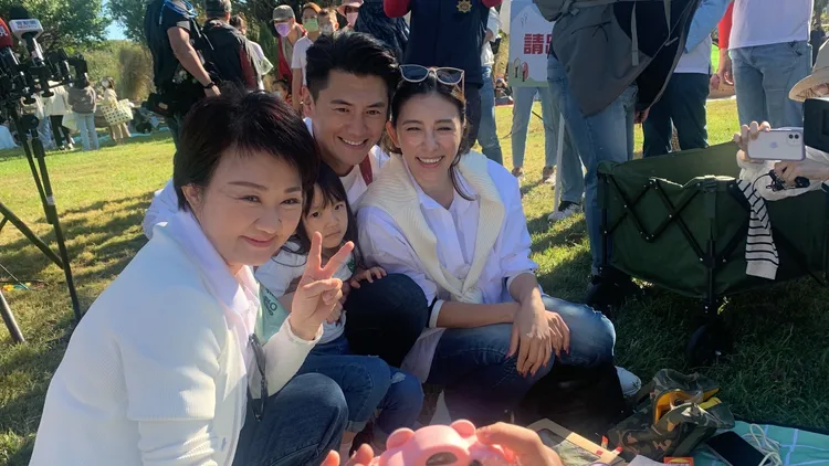 盧秀燕邀請藝人阿布一家人到台中參加市民野餐日，享受台中的優閒浪漫。曾雪蒨攝