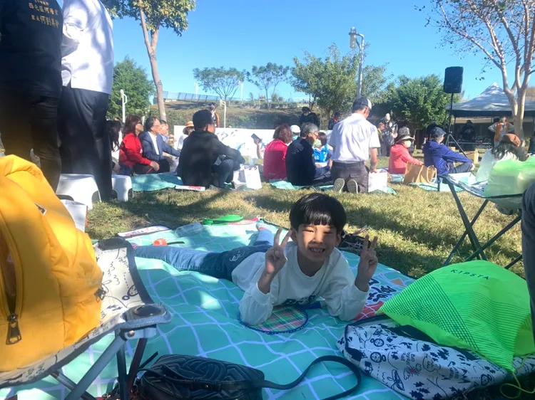 研考會主委吳皇昇也帶著兒子一起到中央公園野餐享受家庭日樂趣。曾雪蒨攝