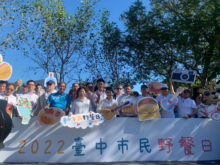 台中市民野餐日規劃音樂、親子共讀等四個區域，讓民眾野餐之外也可聆聽音樂、聽老師說故事。曾雪蒨攝