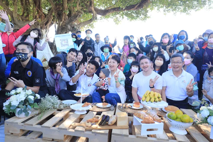 盧秀燕跟到公園野餐的市民合影。曾雪蒨攝