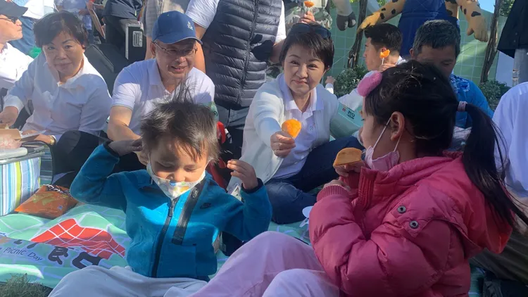 盧秀燕辦市民野餐日不忘行銷台中知名特產摩天嶺甜柿與洪瑞珍三明治。曾雪蒨攝