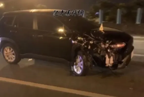 撞擊機車的休旅車車頭嚴重毀損。翻攝記者爆料網