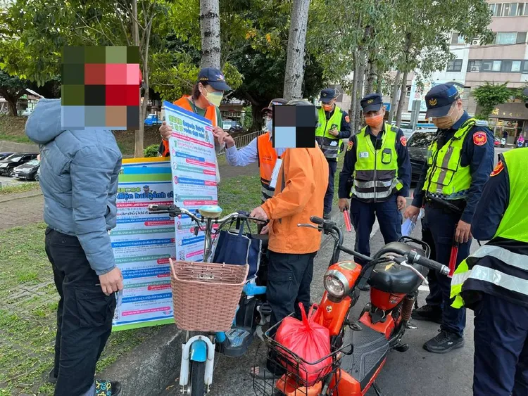 台中市各大工業區外勞騎微型電動二輪車相當普遍。台中市交通大隊提供