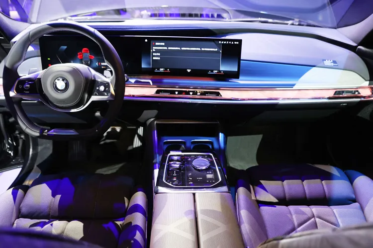 進入車內，最先進的車廠科技令人目不暇給。翁玉信攝