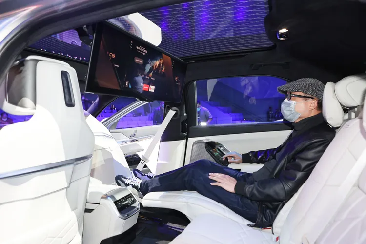 車壇唯一31.3吋BMW懸浮式劇院螢幕結合後座豪華總裁座艙，讓人一坐就不想下車。翁玉信攝