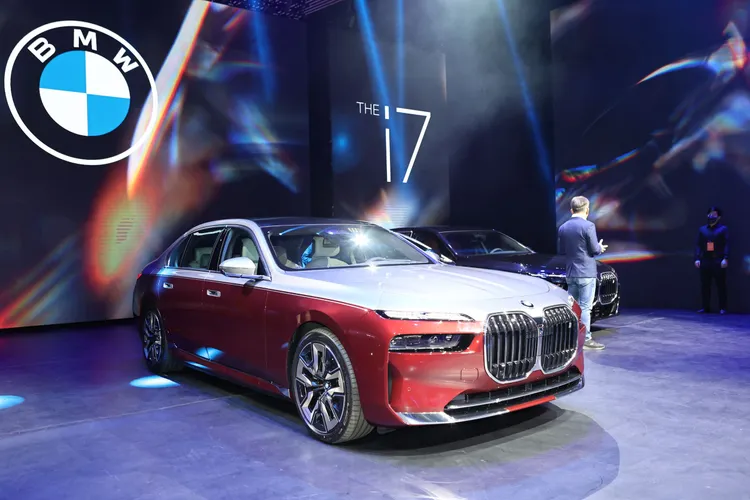 選配的雙色車身極度吸睛，甚至頗有同集團勞斯萊斯的味道。翁玉信攝