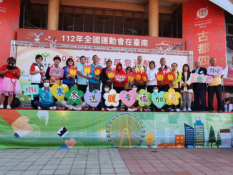 現場寒冬送暖幸福加溫。王志弘攝