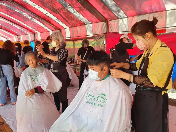 愛心單位提供義剪服務。王志弘攝