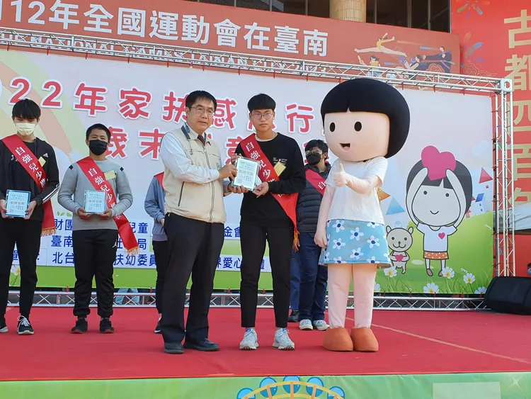市長黃偉哲到場頒發自強兒少獎牌。王志弘攝