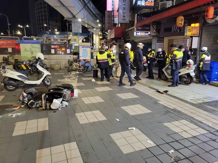 當時多名警員到場支援，許男的機車倒在一旁。警方提供