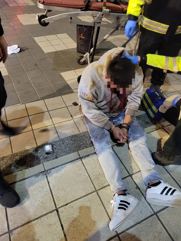 許男自摔被警方逮捕，身上起獲毒品。警方提供