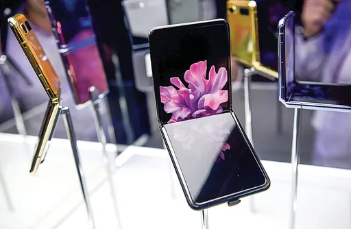 明年OLED手機滲透率50.8%過半 摺疊手機將有1850萬支