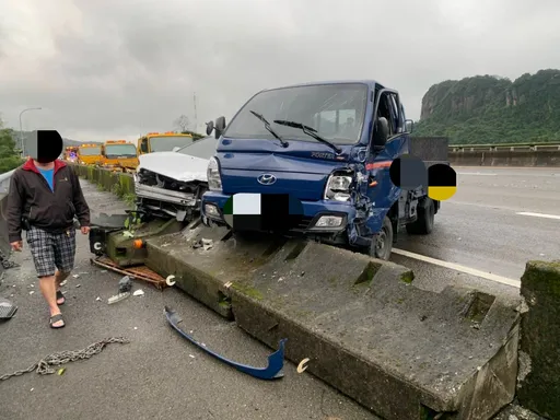 小貨車國3閃避前車　卻擦撞旁車衝上水泥護欄