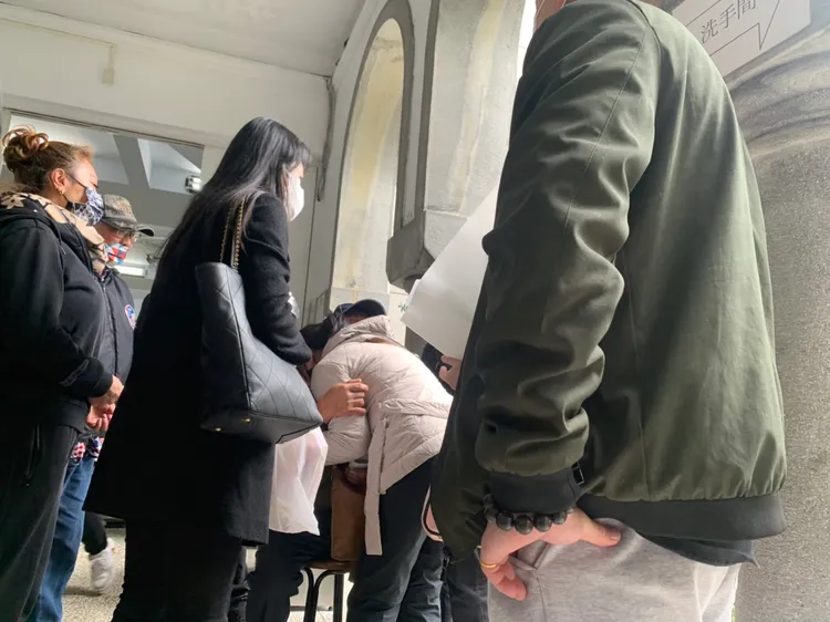 李父等待喪禮進行前，抱著其他親友痛哭。江孟謙攝