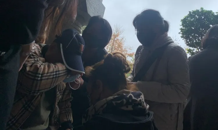 旁人安慰著痛哭的李父。江孟謙攝