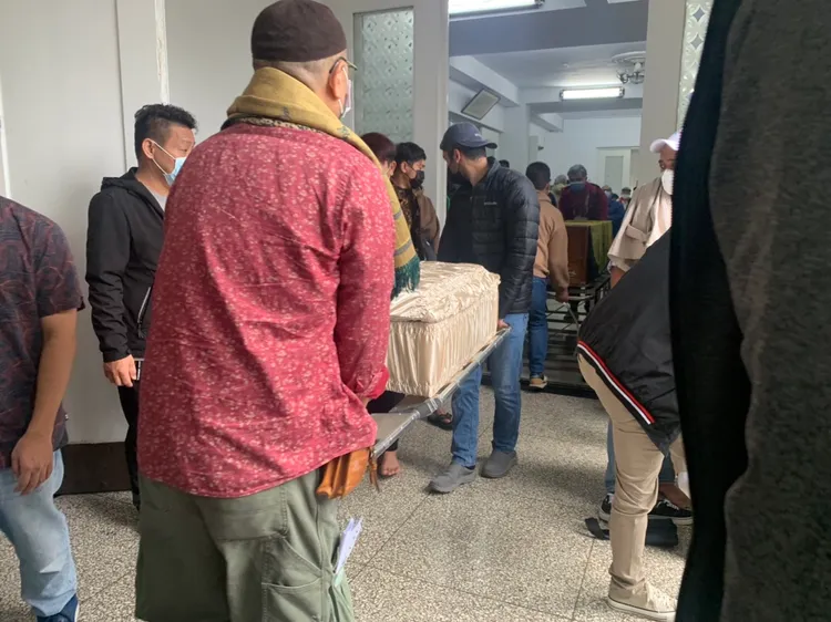 車禍生還的季姓父親抬著1歲兒的遺體將進行喪禮。江孟謙攝