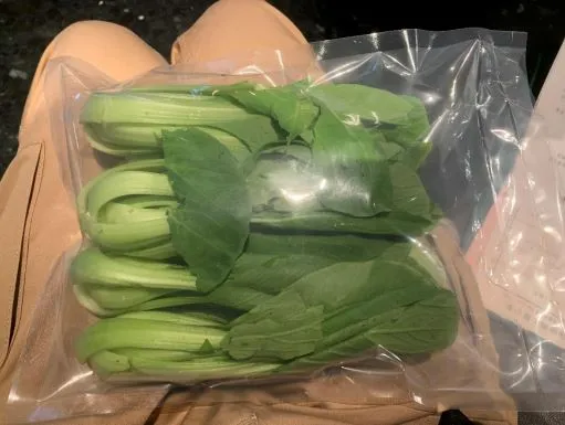 撈王的青江菜檢出農藥殘留。北市衛生局提供