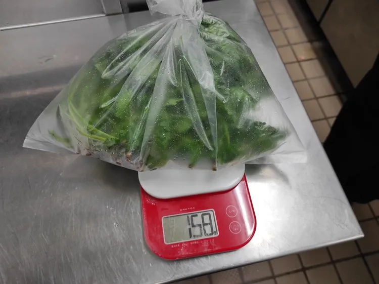 老四川巴蜀麻辣燙的芫荽檢出農藥殘留。北市衛生局提供