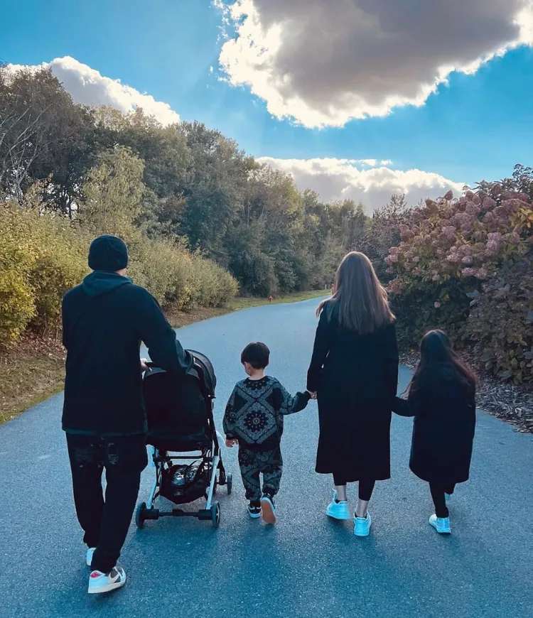 周杰倫推著娃娃推車，昆凌牽著大女兒與兒子，一家五口幸福美滿。翻攝昆凌IG