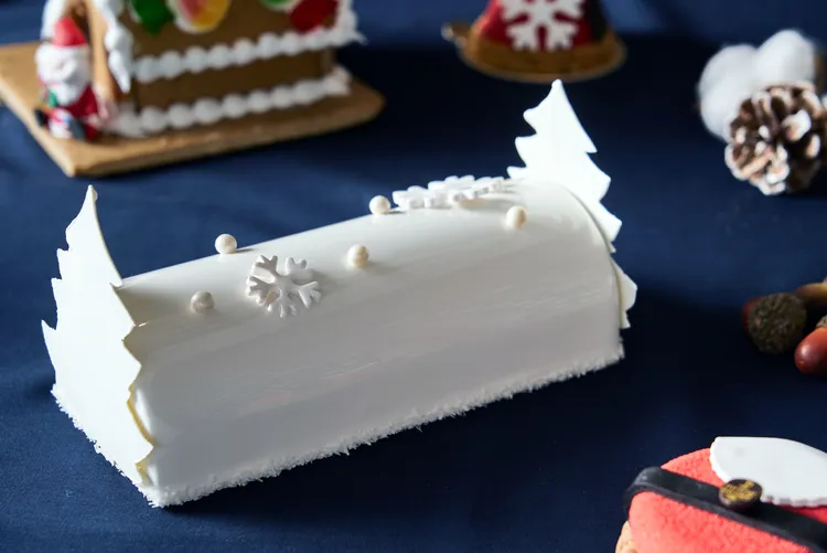 「JR東日本大飯店台北」品頌坊烘焙坊推出聖誕節甜點，其中的「冰花森林」的外型精緻迷人。業者提供