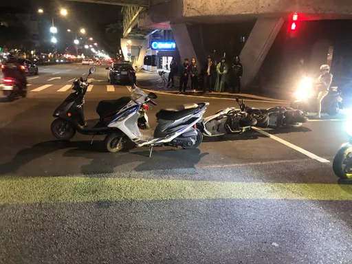 騎士禮讓消防車鳴笛過紅燈急停　後方機車煞車不及撞上去