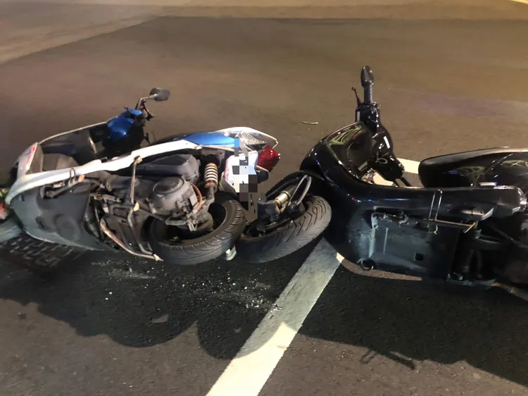 機車追撞，所幸騎士並未受傷。翻攝畫面