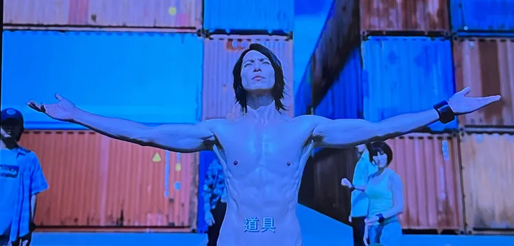 山下智久的腹肌塊塊分明，看得出經過長時間鍛鍊。翻攝Netflix