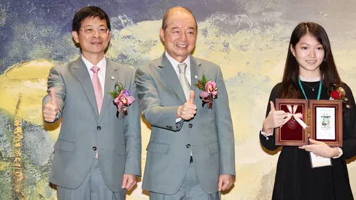 被銀行耽擱的藝術家 玉山金董座每年帶隊參觀美術館還親自解說