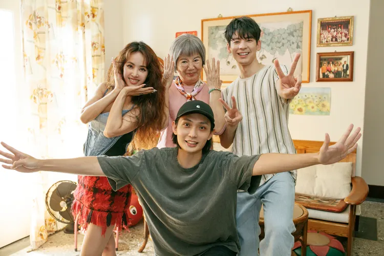 導演殷振豪（前）與蔡依林（後排左起）、王滿嬌、林柏宏合作愉快。