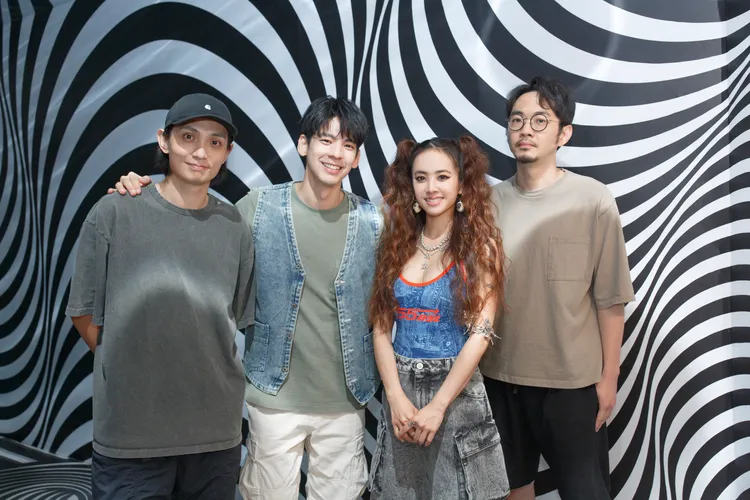 導演程偉豪（右起）《關於我和鬼變成家人的那件事》邀蔡依林創作主題曲，她也與林柏宏合拍MV。金盞花大影業提供