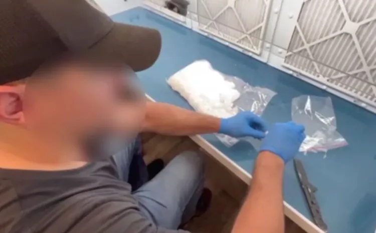 刑事局派員前往美國採樣毒品。翻攝畫面