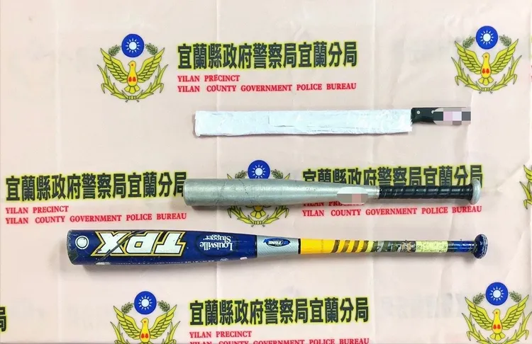 警方起出作案用棍棒。讀者提供