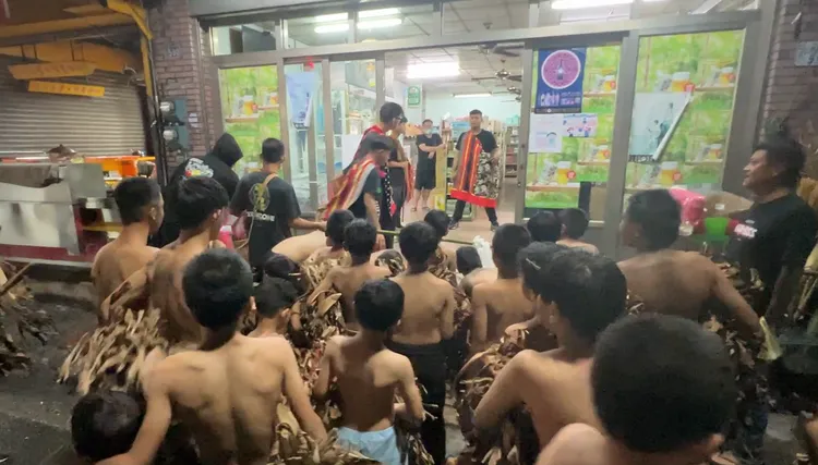 男孩們聽從大哥哥的指令，衝進超商驅魔祝賀。翻攝畫面