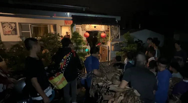 孩子們挨家挨戶走進去驅魔祝福新年來到。翻攝畫面