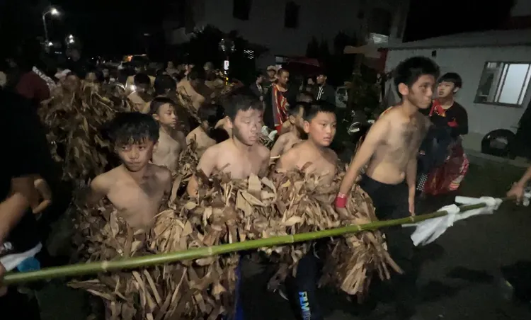 部落的少年脫去上衣，在冷冽的冬天走在大街上，格外勇猛。翻攝畫面