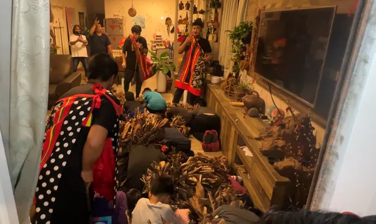 孩子們挨家挨戶衝進去驅魔祝賀新年來到。翻攝畫面